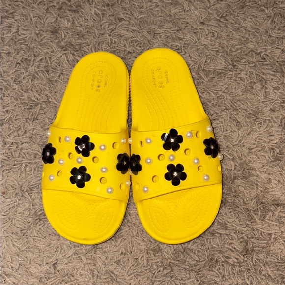 Yellow croc slides - Picture 1 of 1